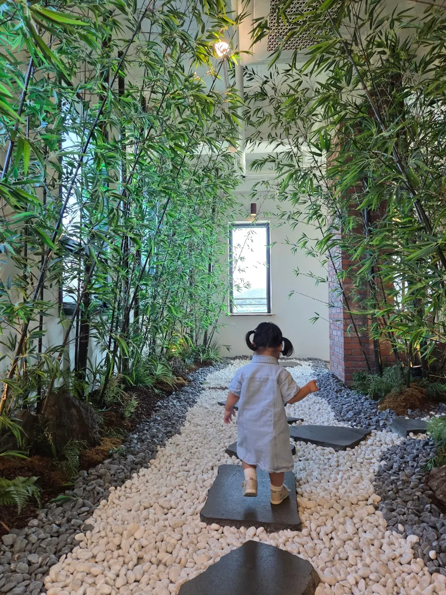 Area covered with shallow stones on Cafe Neorae's 2nd floor