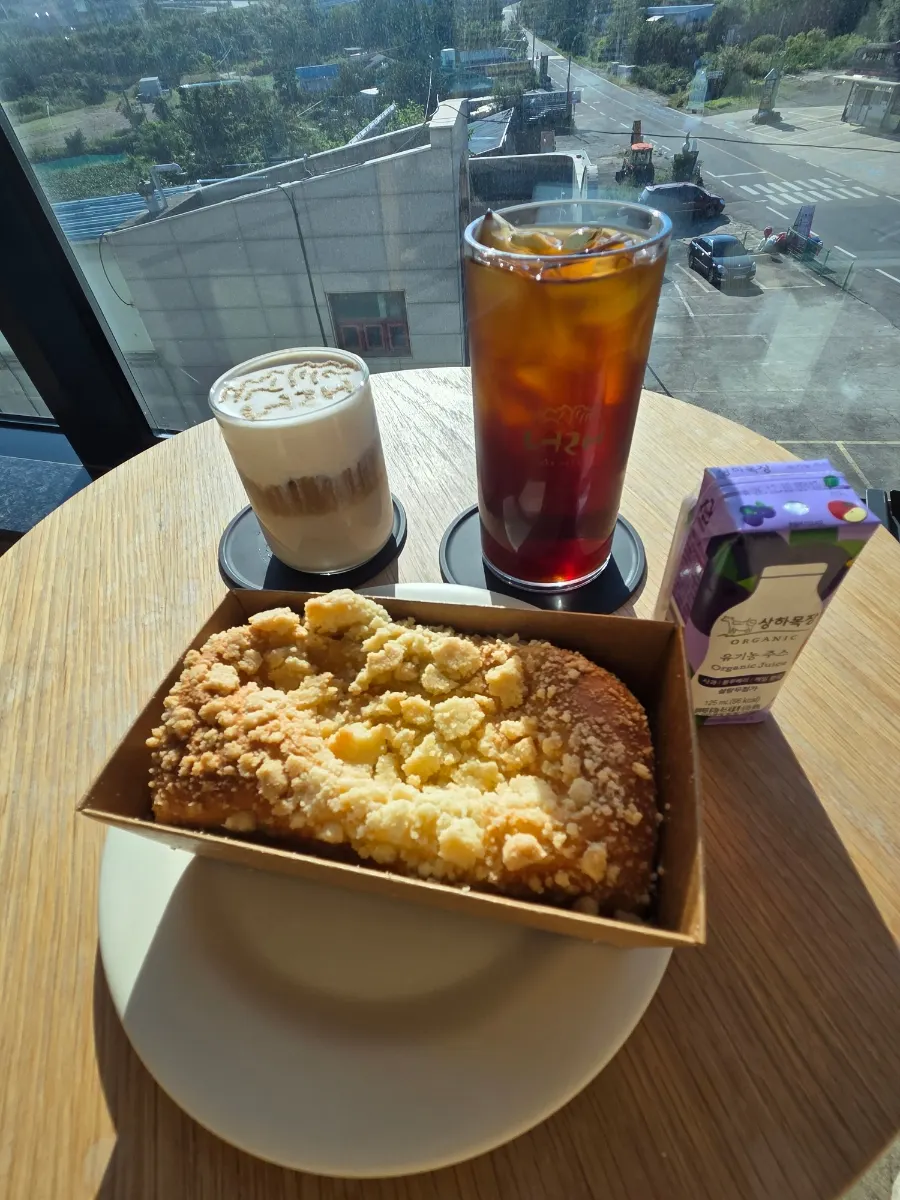 Ordered bread and drinks on the table at Cafe Neorae