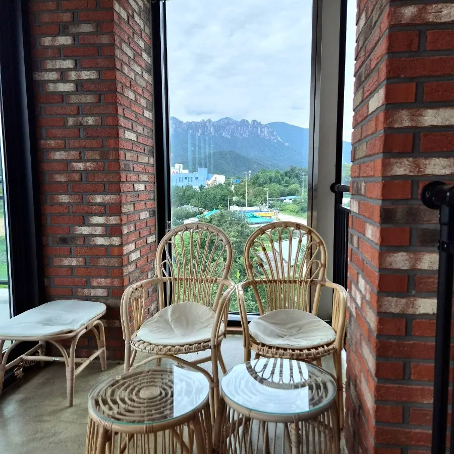 Cafe Neorae interior decorated with wood and red brick