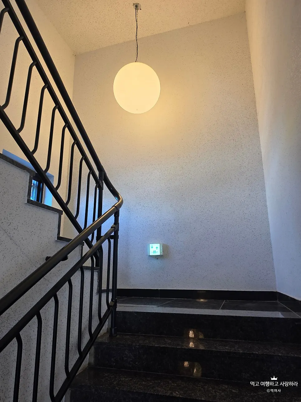 Floor guide and interior passage at Cafe Neorae