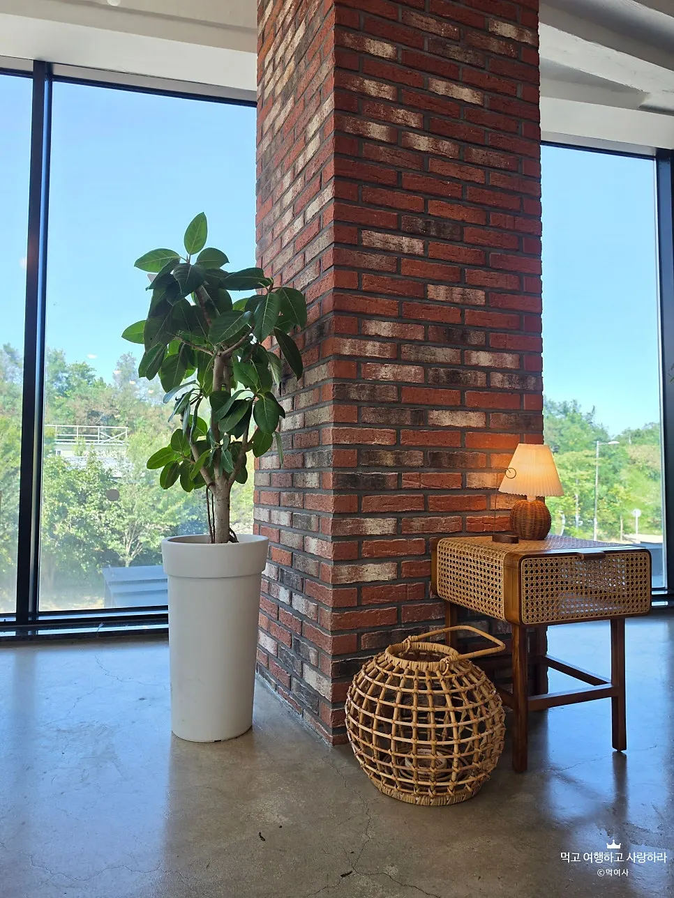 2nd-floor seating at Cafe Neorae with large floor-to-ceiling windows