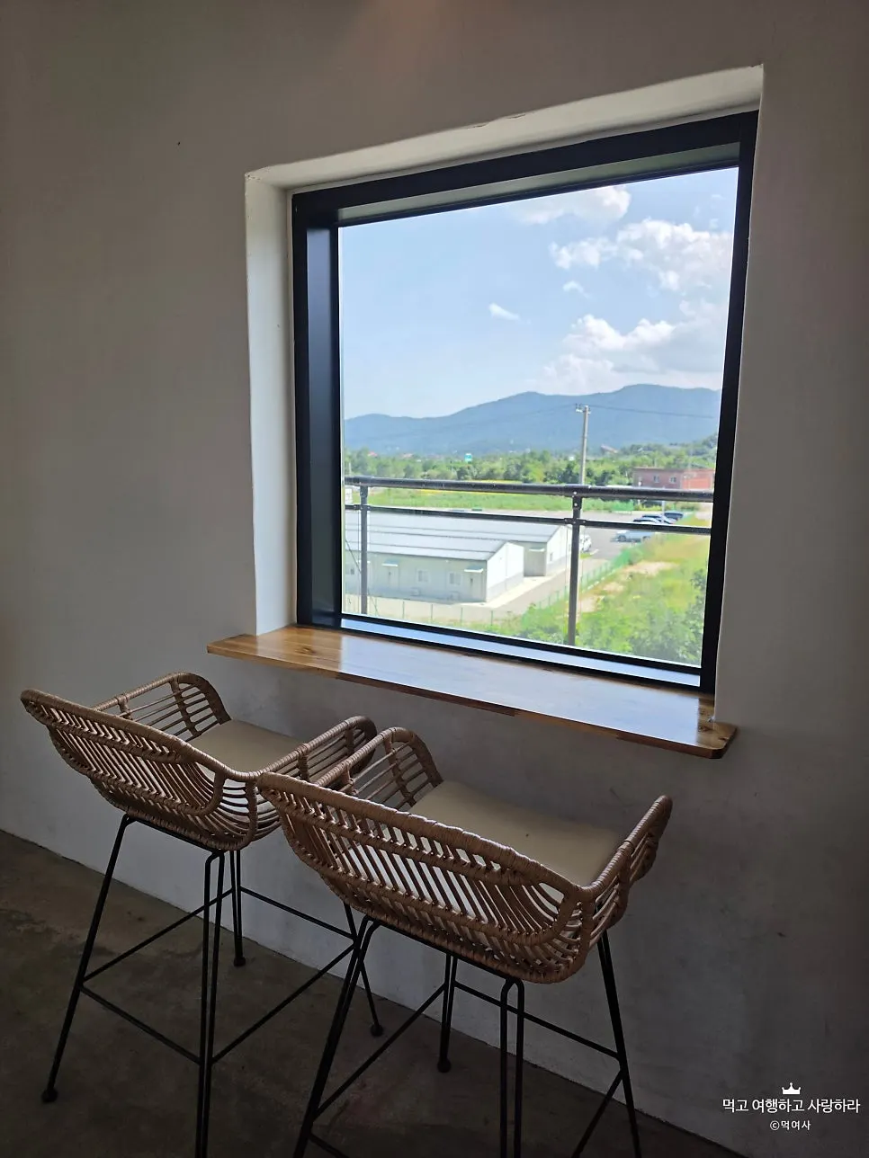 Seat with a view of Ulsanbawi through the window