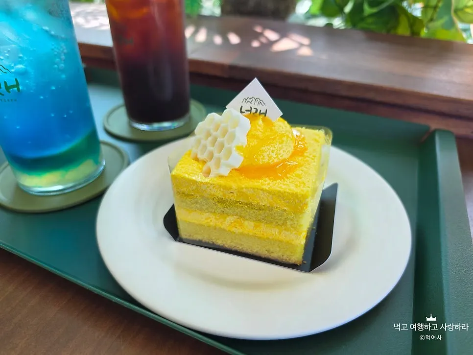 Iced americano, blue lemon ade, and sweet corn cream cake