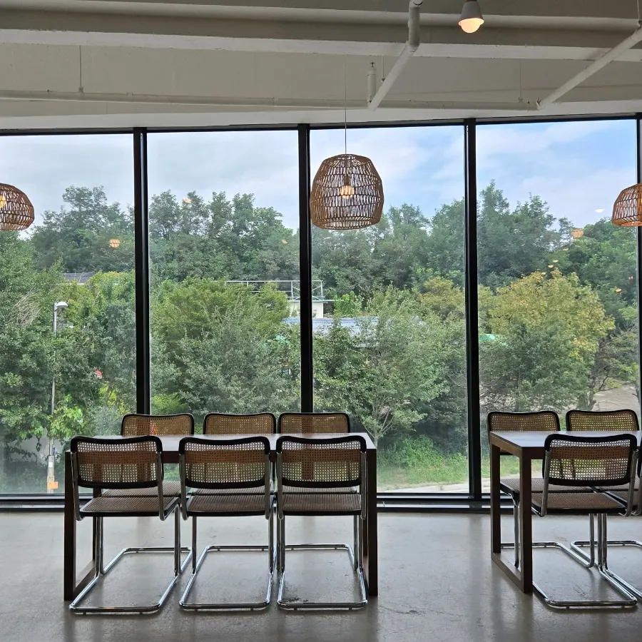 Exterior of the Cafe Neorae building, spanning floors 2 to 4