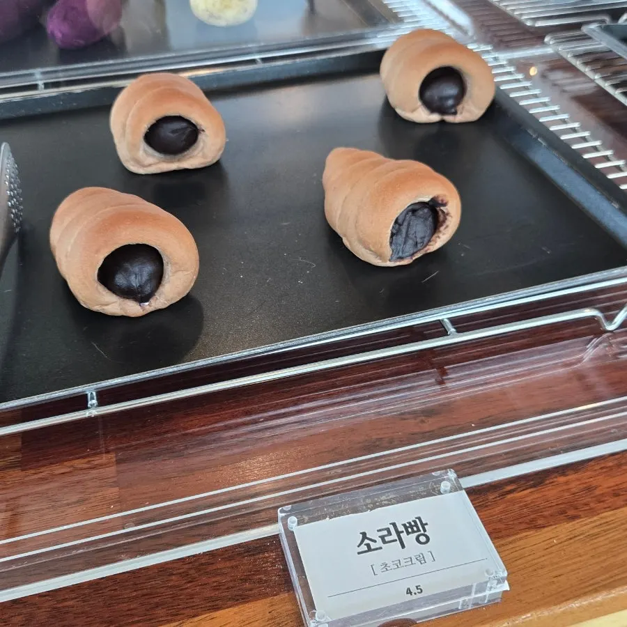 Cafe Neorae's dessert showcase