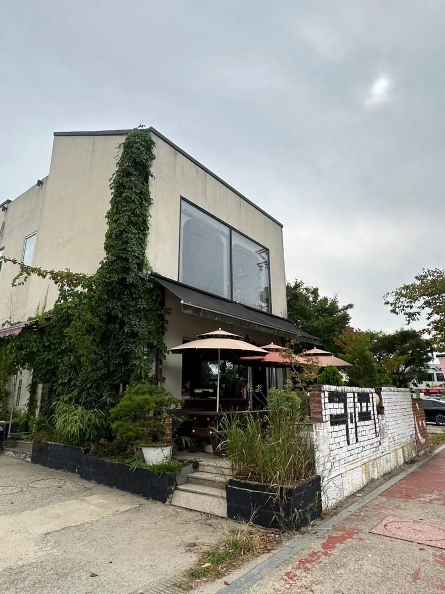 Exterior of Cafe Pomun wrapped in ivy