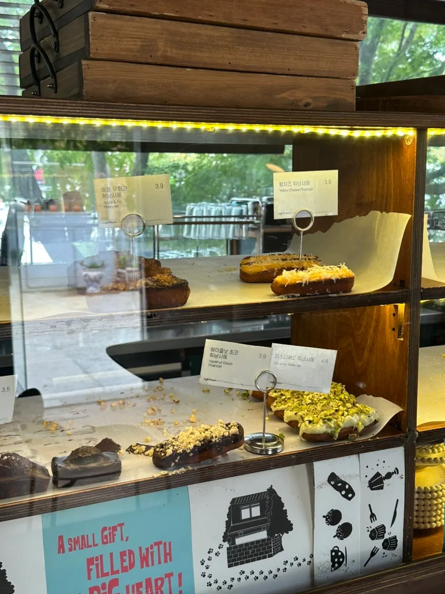 Café props on display that suit the atmosphere