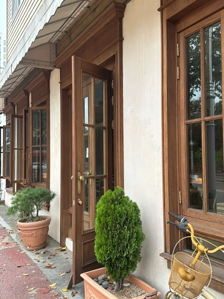 Exterior of the Cafe Pomun annex with a bicycle and vertical windows