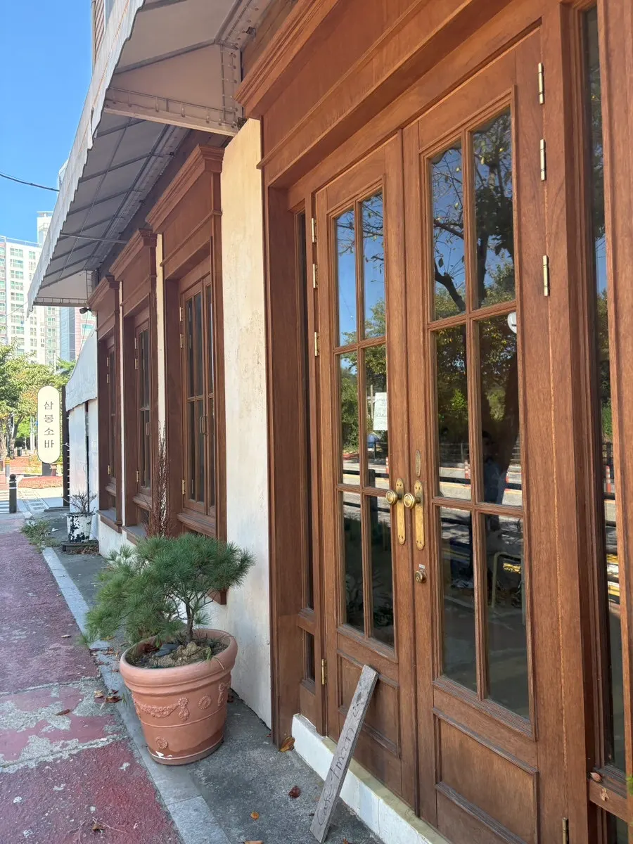 Scenery around the entrance of Cafe Pomun