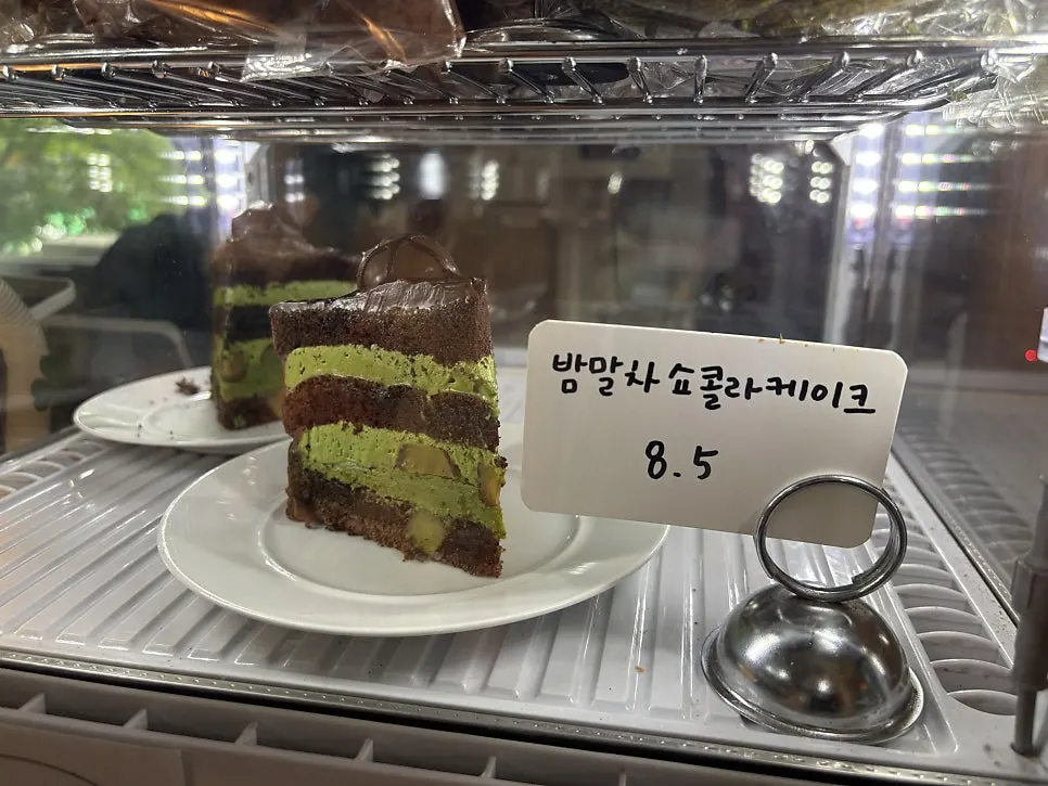 쇼케이스에 놓인 휘낭시에와 구움과자