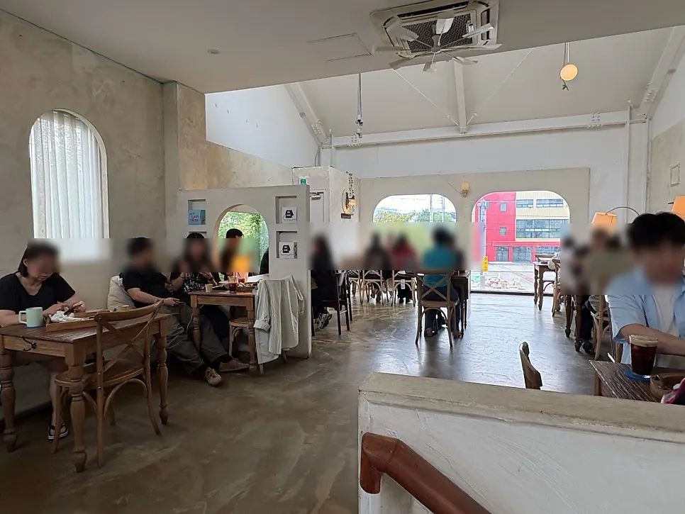 카페포문 본관 2층 넓은 좌석 공간