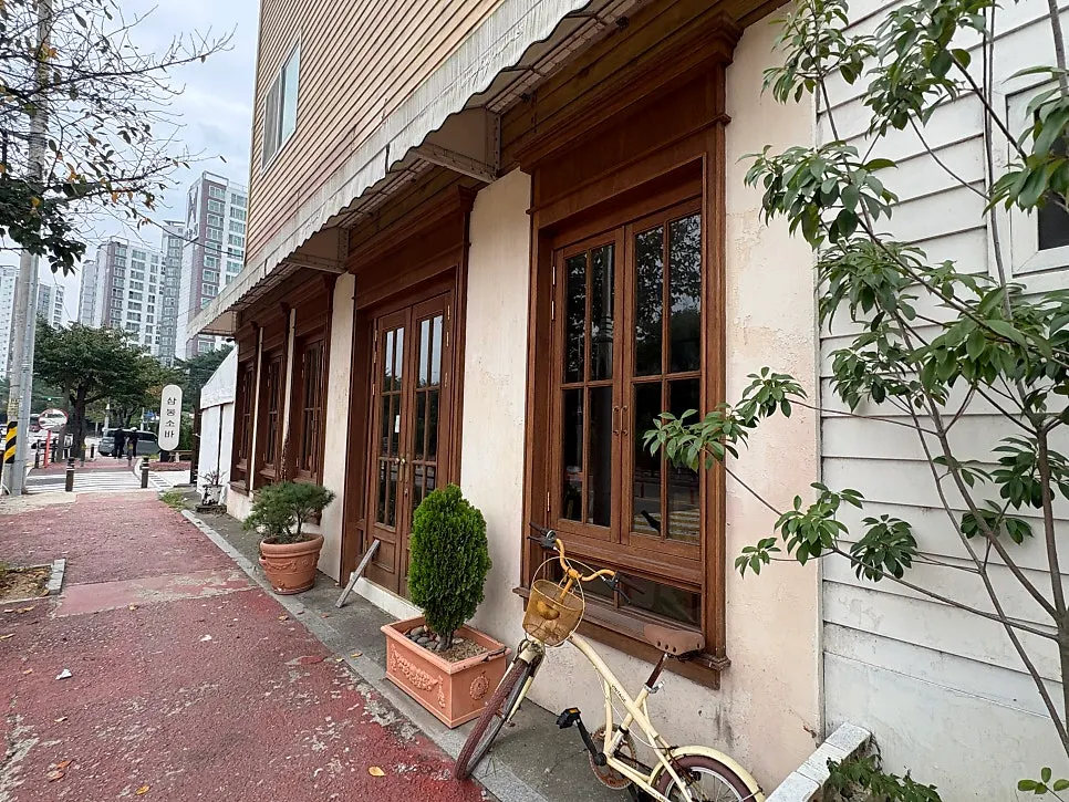 가구 쇼룸처럼 꾸며진 카페포문 별관 내부