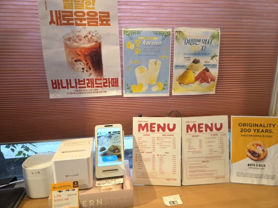 버터떡과 타르트가 놓인 카운터 쇼케이스