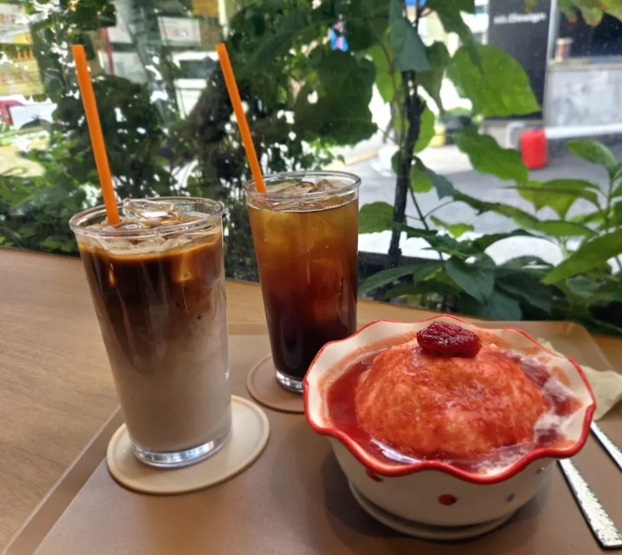 토마토 퓨레가 올라간 바질토마토빙수와 음료 한 상