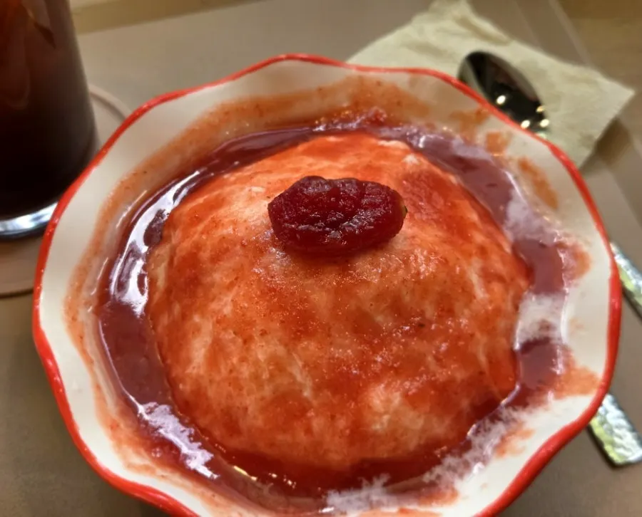 소스가 넉넉히 둘러진 바질토마토빙수 클로즈업