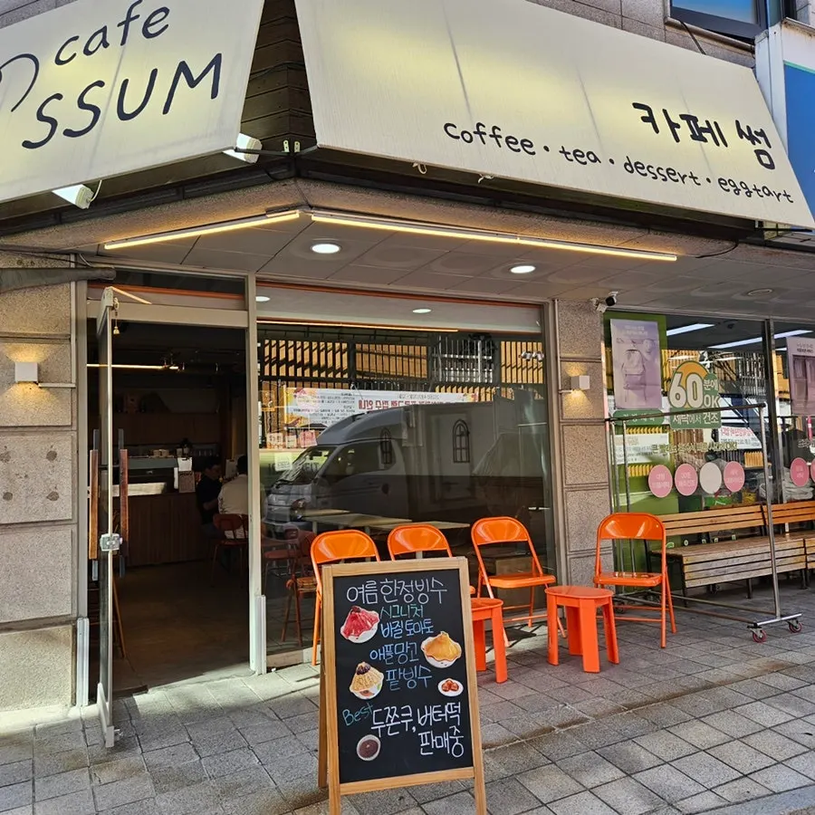 Dessert and drink setting at Cafe Ssum