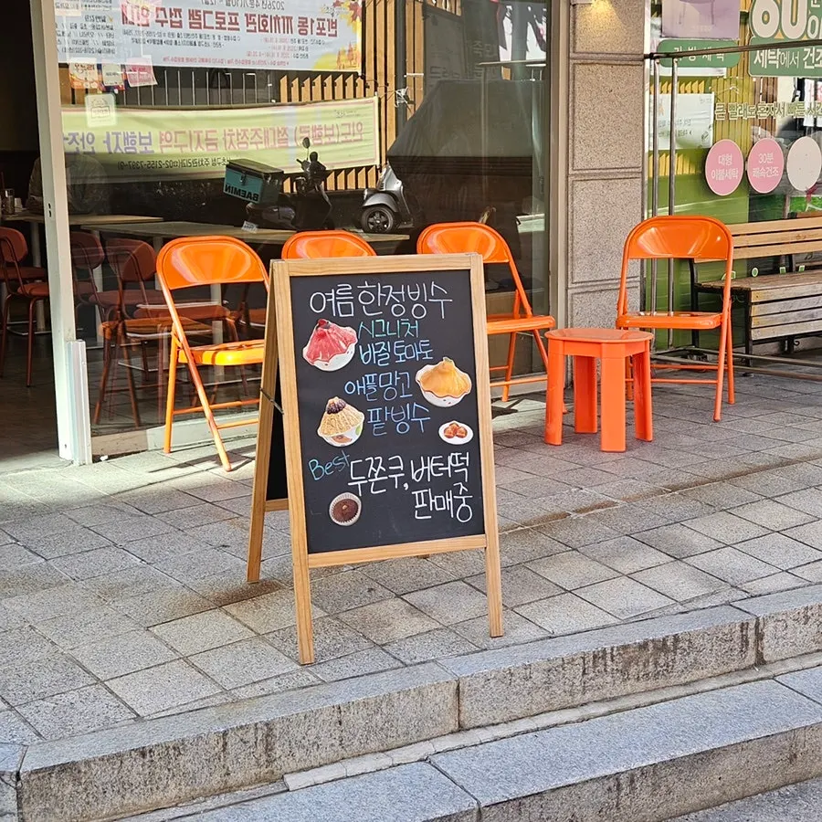 Bingsu and tarts on the table at Cafe Ssum