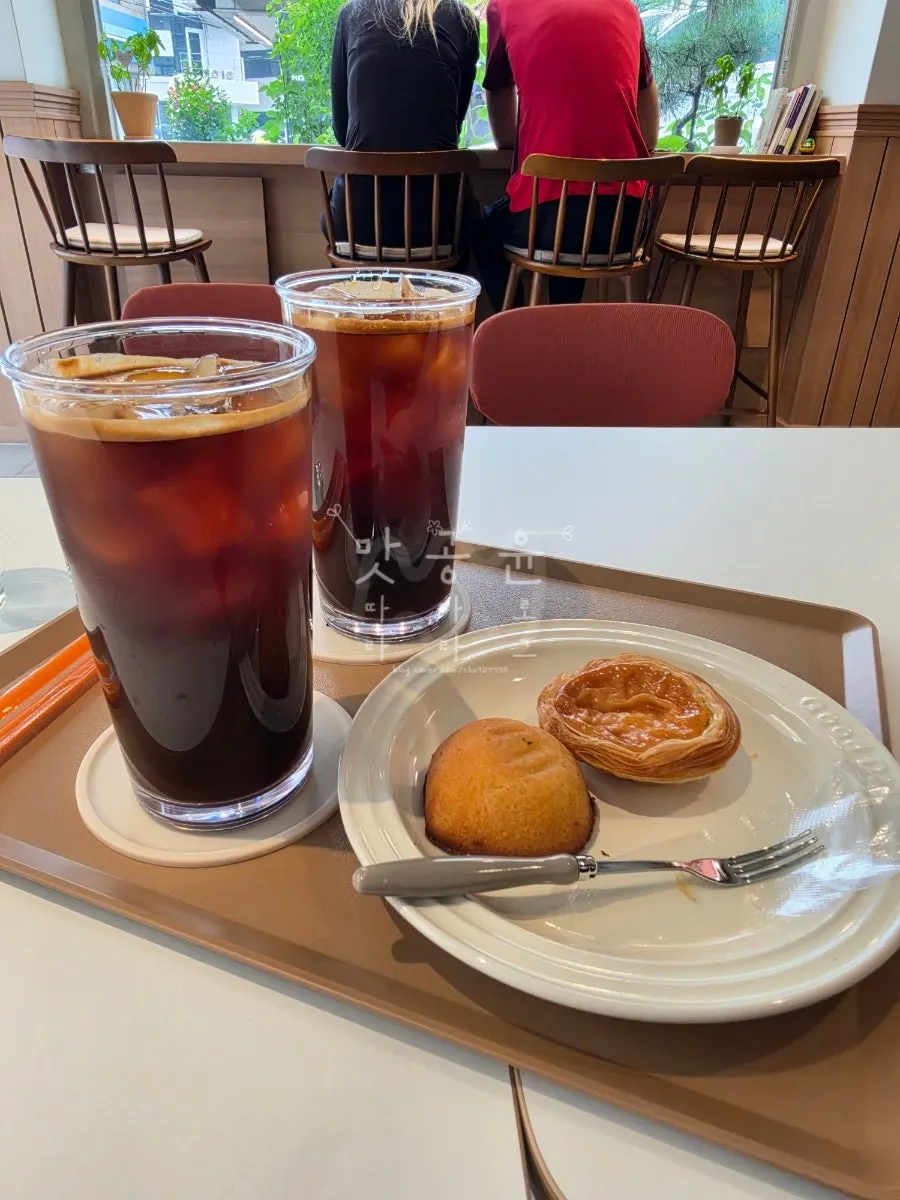 Egg tarts and baked goods displayed in the showcase