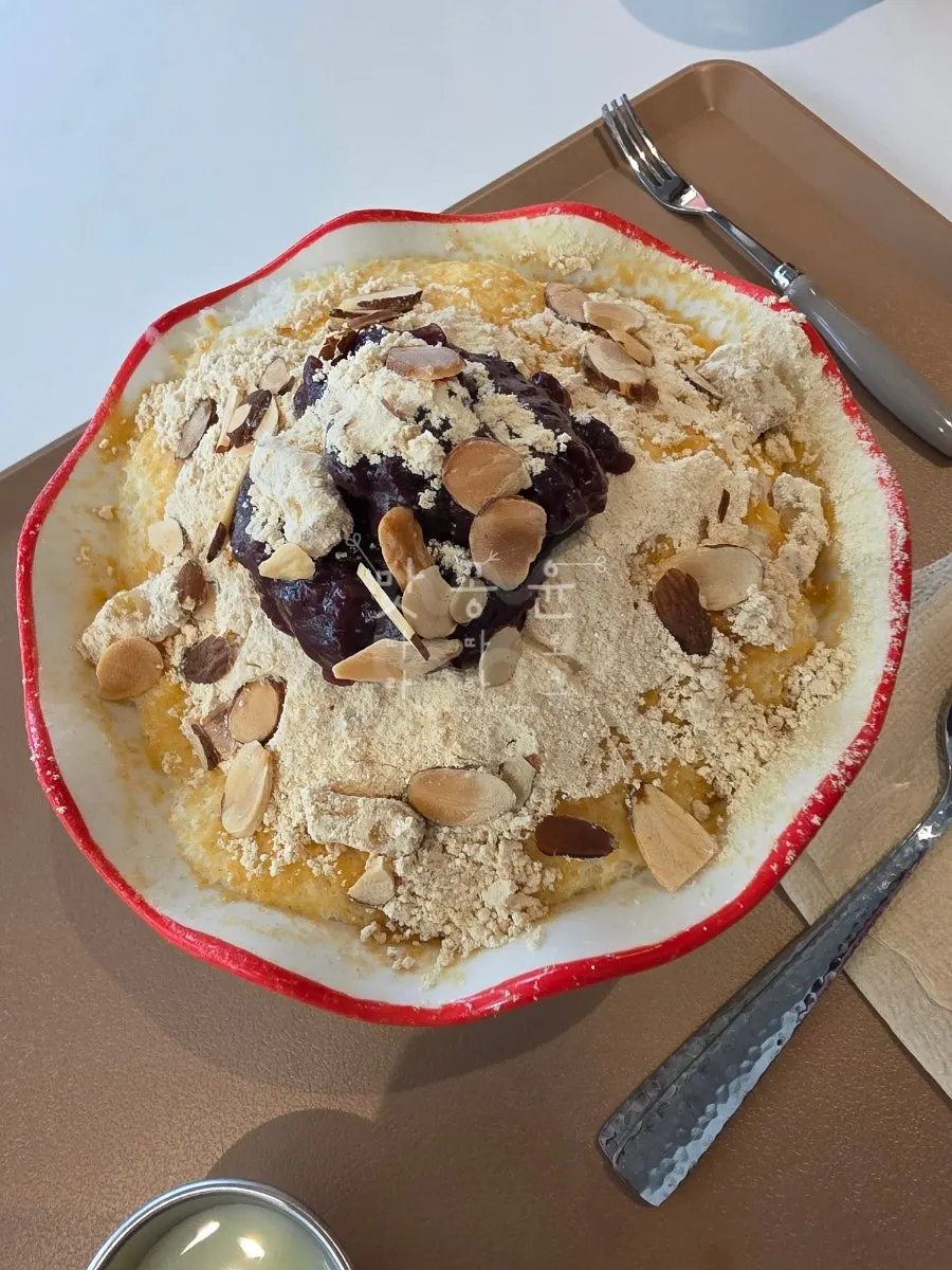 Table with snow ice bingsu, iced Americano, and desserts