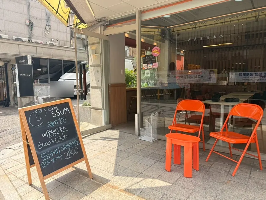 Outdoor seating at Cafe Ssum