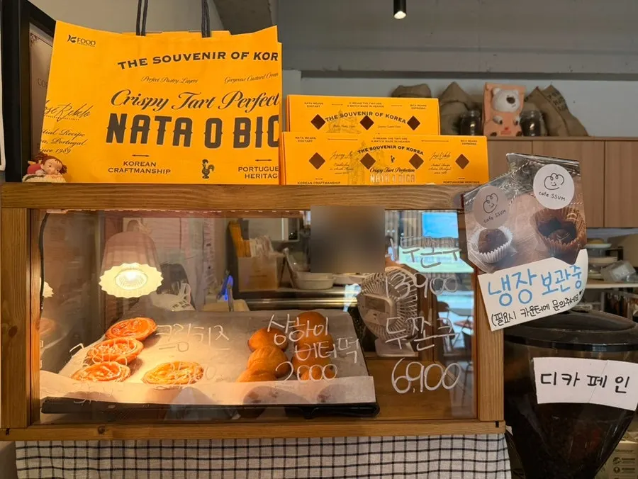 Sign describing Cafe Ssum's signature egg tart