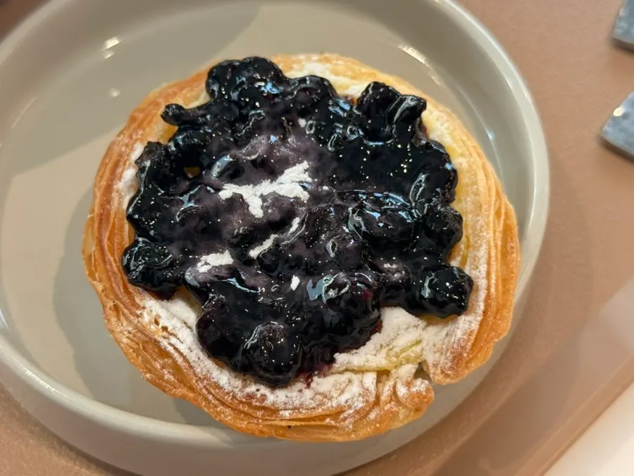Cross-section showing red bean paste inside the bingsu