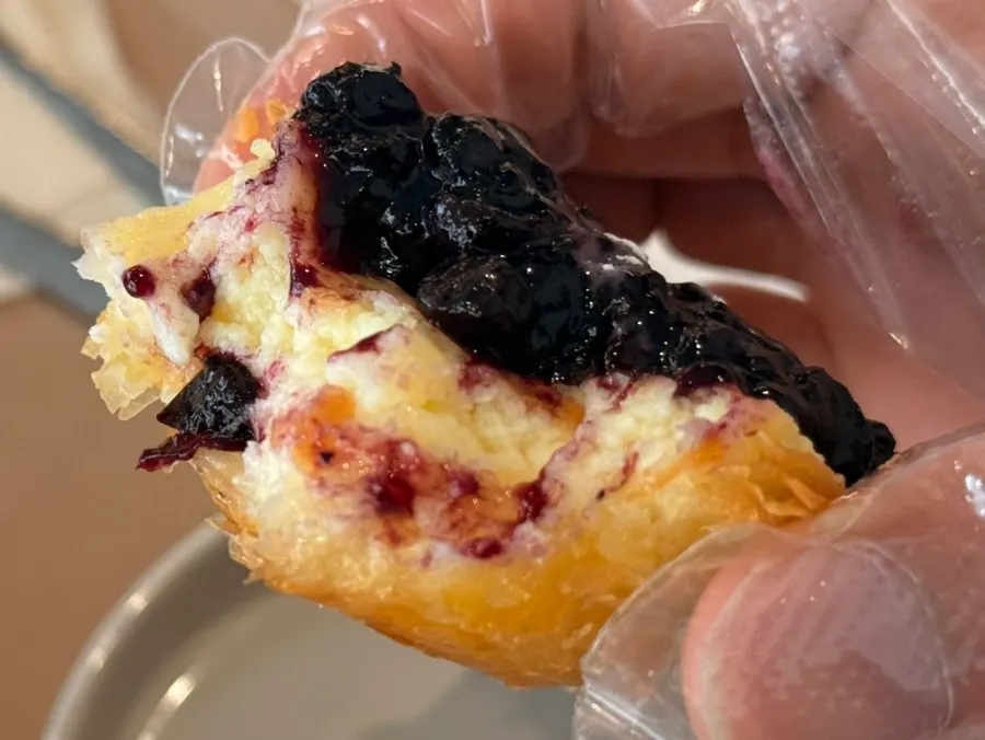 Crispy pastry and cream cheese filling of the egg tart