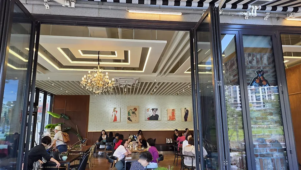 큰 창이 있는 창가 좌석