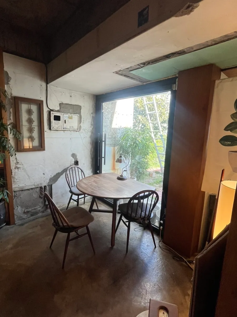 Workshop-like inner space of the café