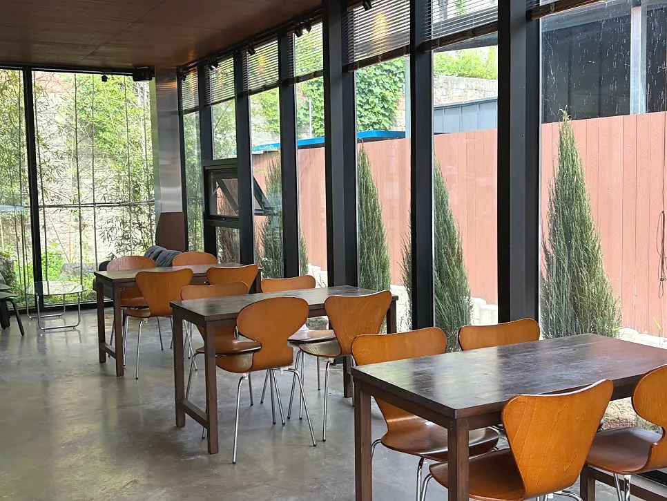 Spacious interior of Cafe Iseo Hongcheon Branch