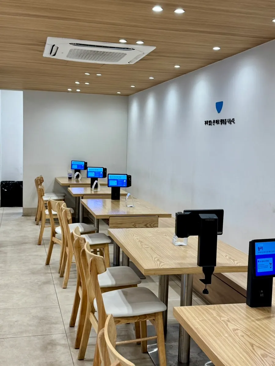 카페 느낌의 카페동이 대명역점 내부