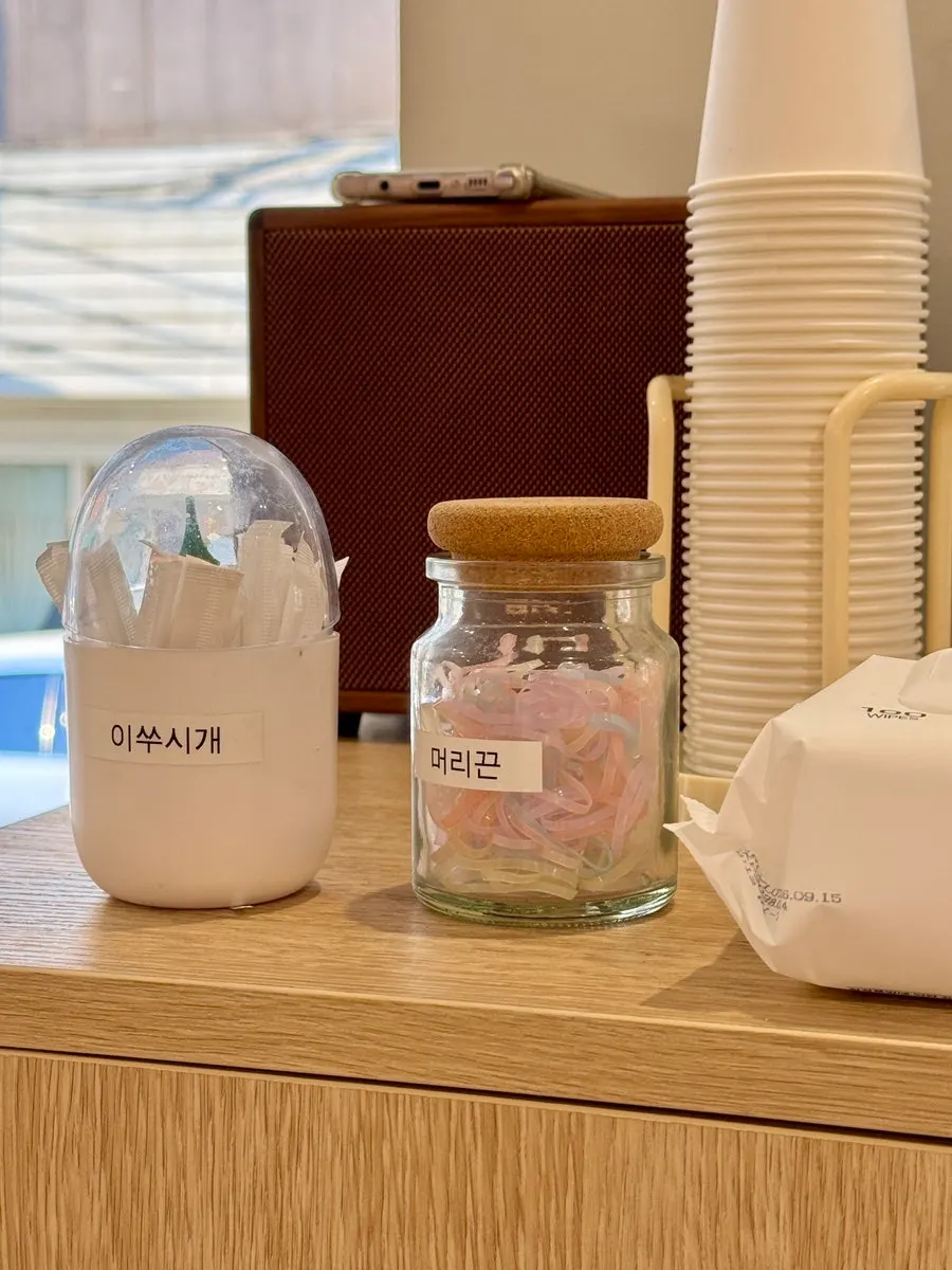 매장 입구 세면대와 편의 용품