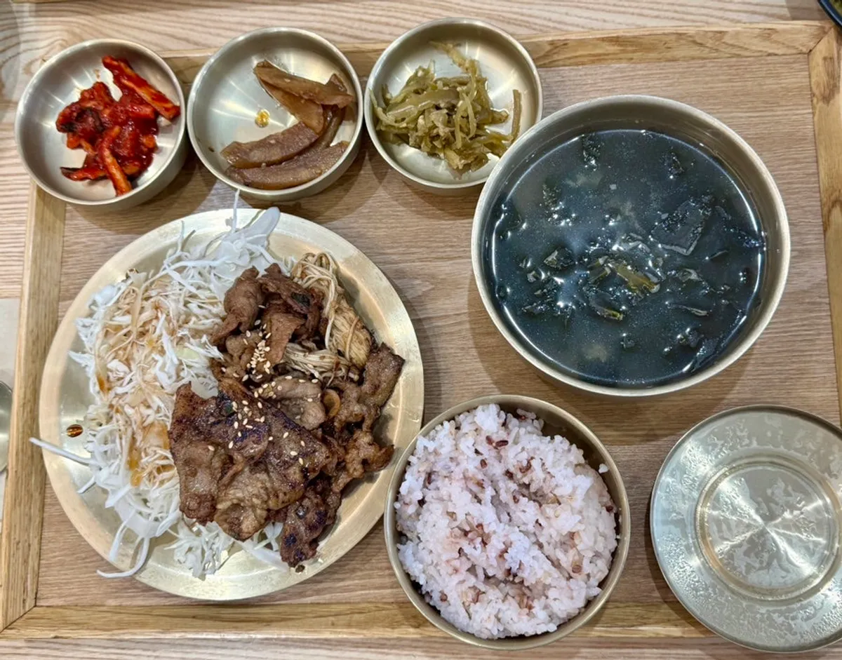 정갈하게 차려진 한정식 한상