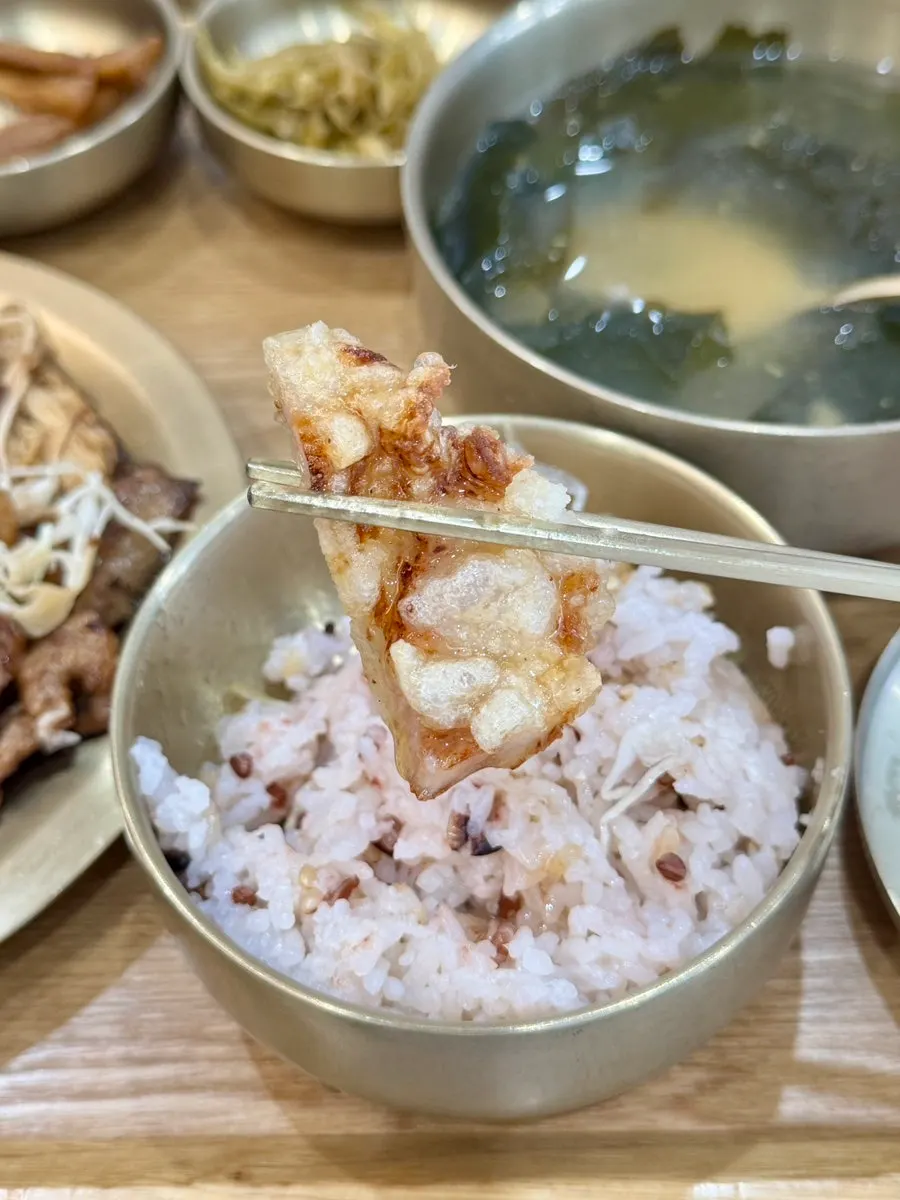 가위로 자른 탕수육 조각