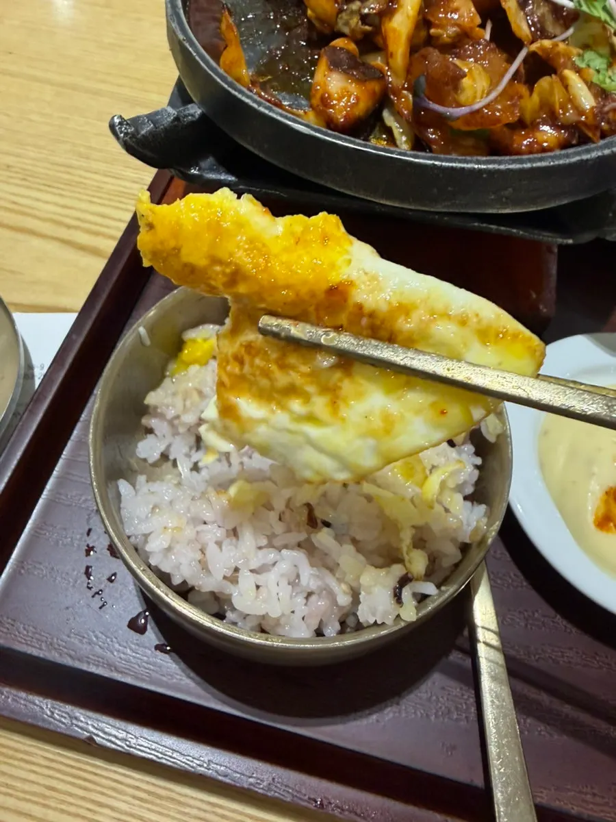 소스에 올린 계란후라이