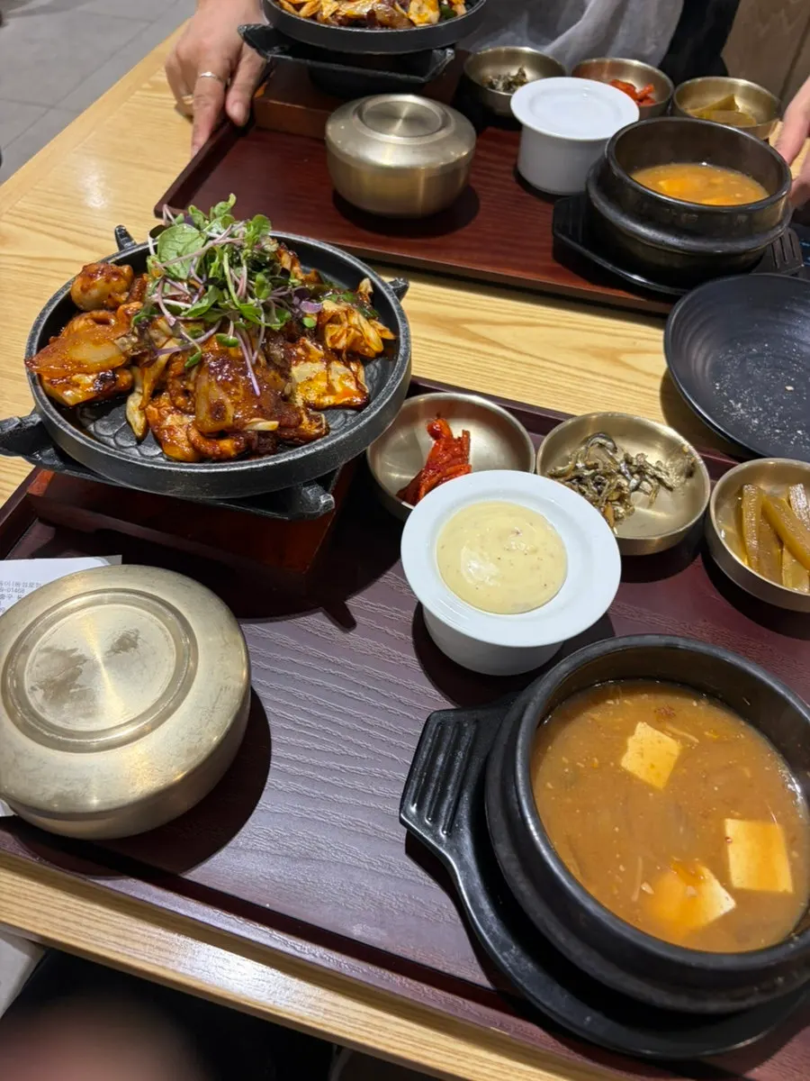테이블로 음식을 가져오는 배달 로봇