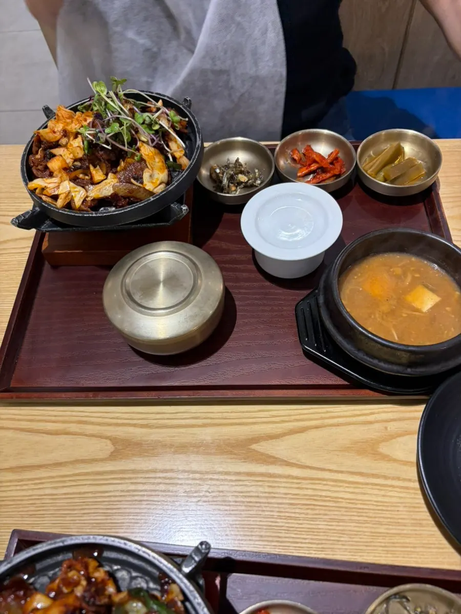 서빙 로봇에 실린 음식 트레이