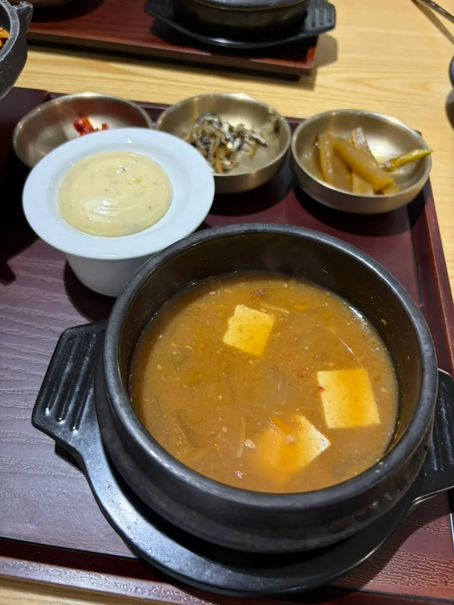 다양하게 차려진 한식 반찬들