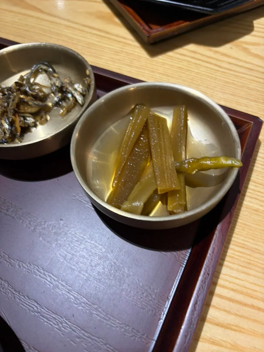 반찬과 밥을 함께 담은 밥상