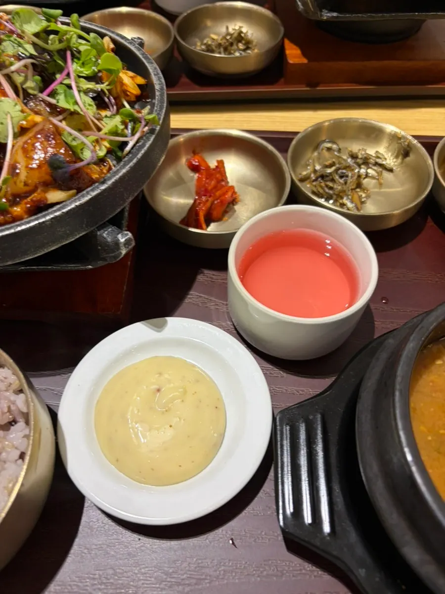 반찬 가짓수가 많은 점심 한상차림