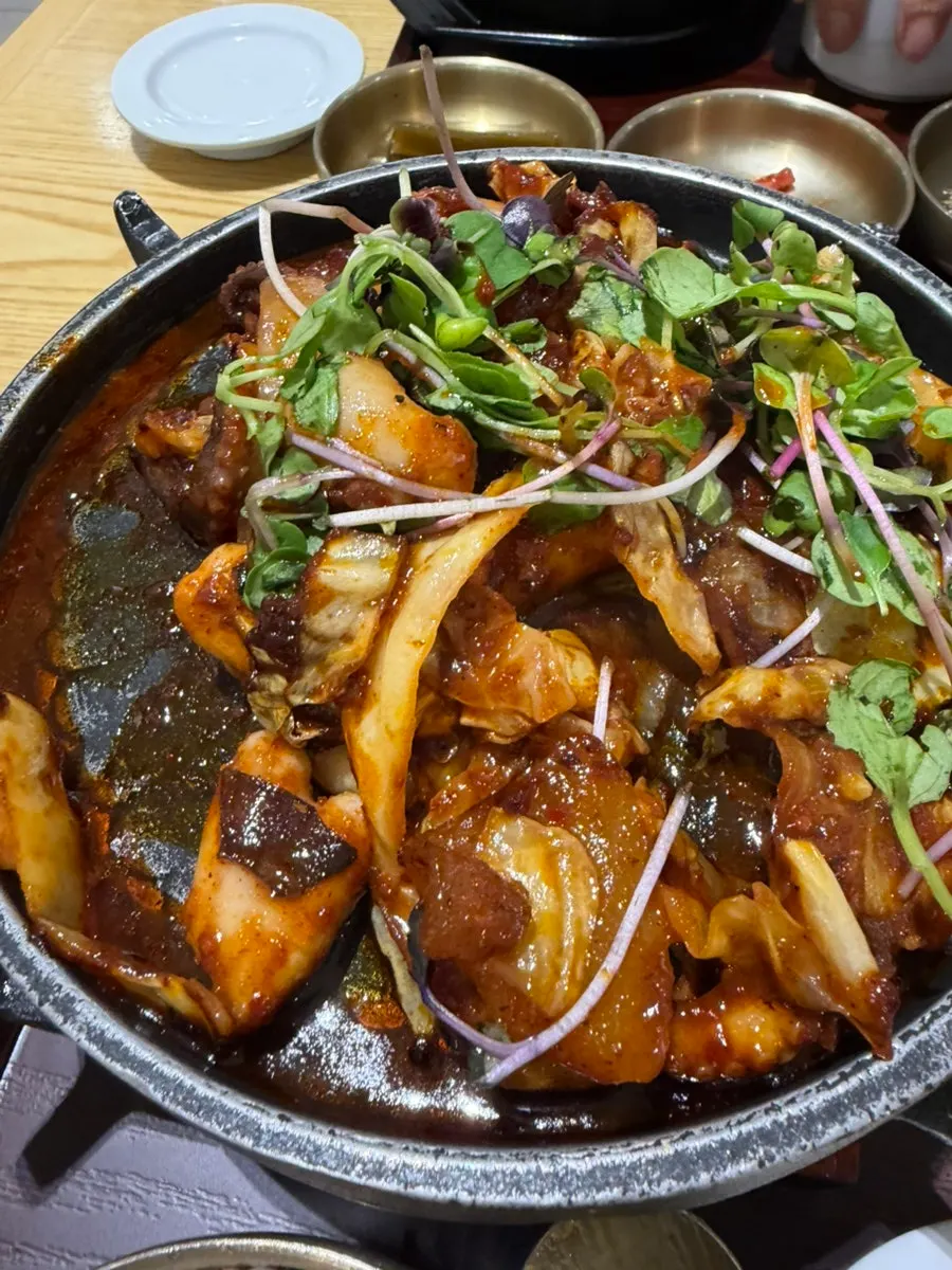 소스에 찍어 먹는 쭈꾸미 한 점