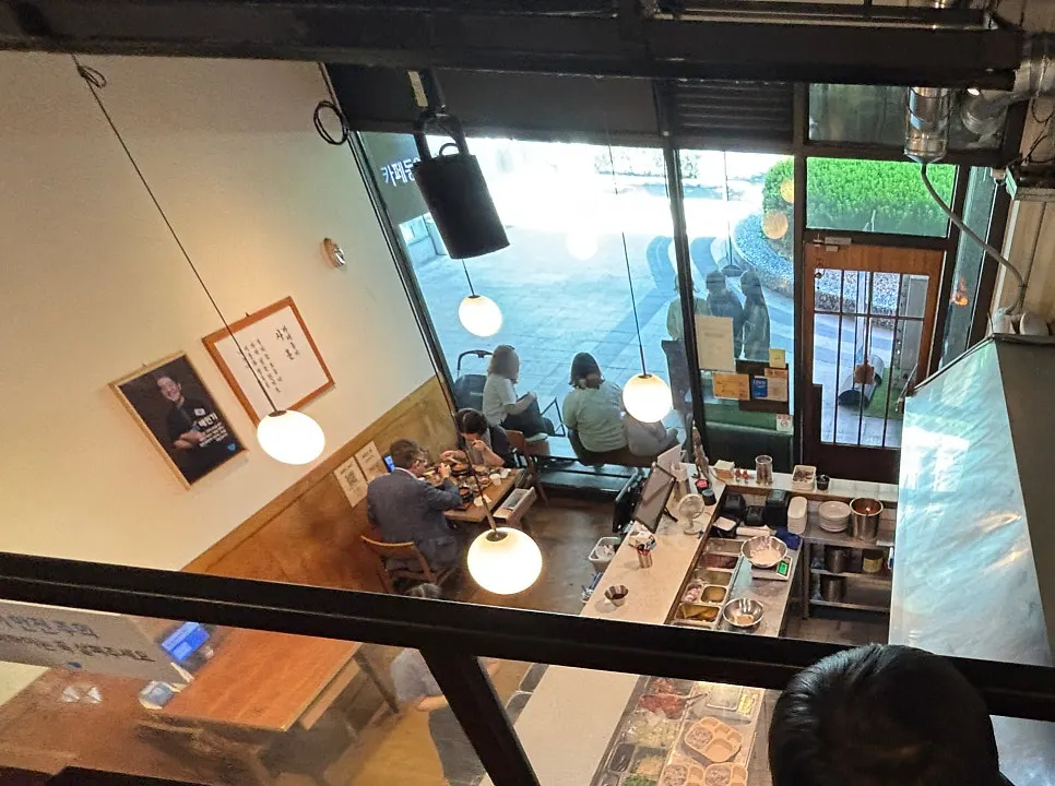 2층에서 내려다보이는 카페동이 1호점 1층 내부