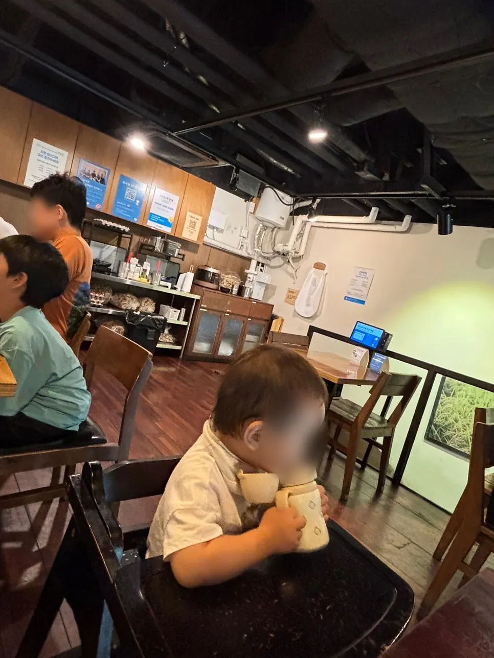 유아의자가 놓인 카페동이 1호점 2층 좌석