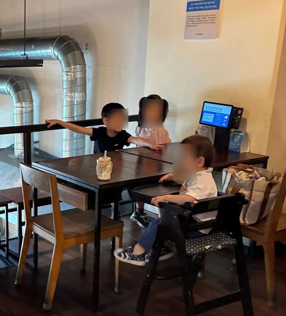 세 아이와 함께한 식사 자리 풍경