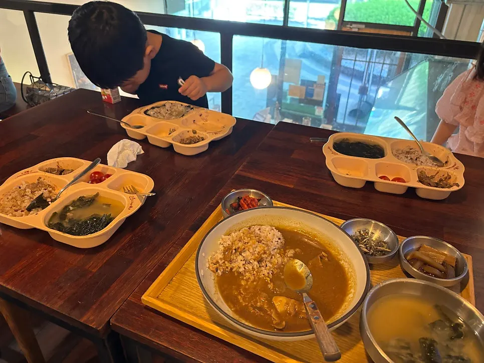 불고기 밥상을 먹는 6세 아이