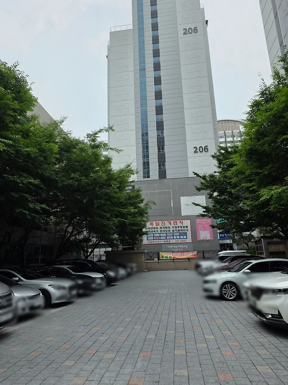 Entrance to the Lotte Castle The First commercial building parking lot