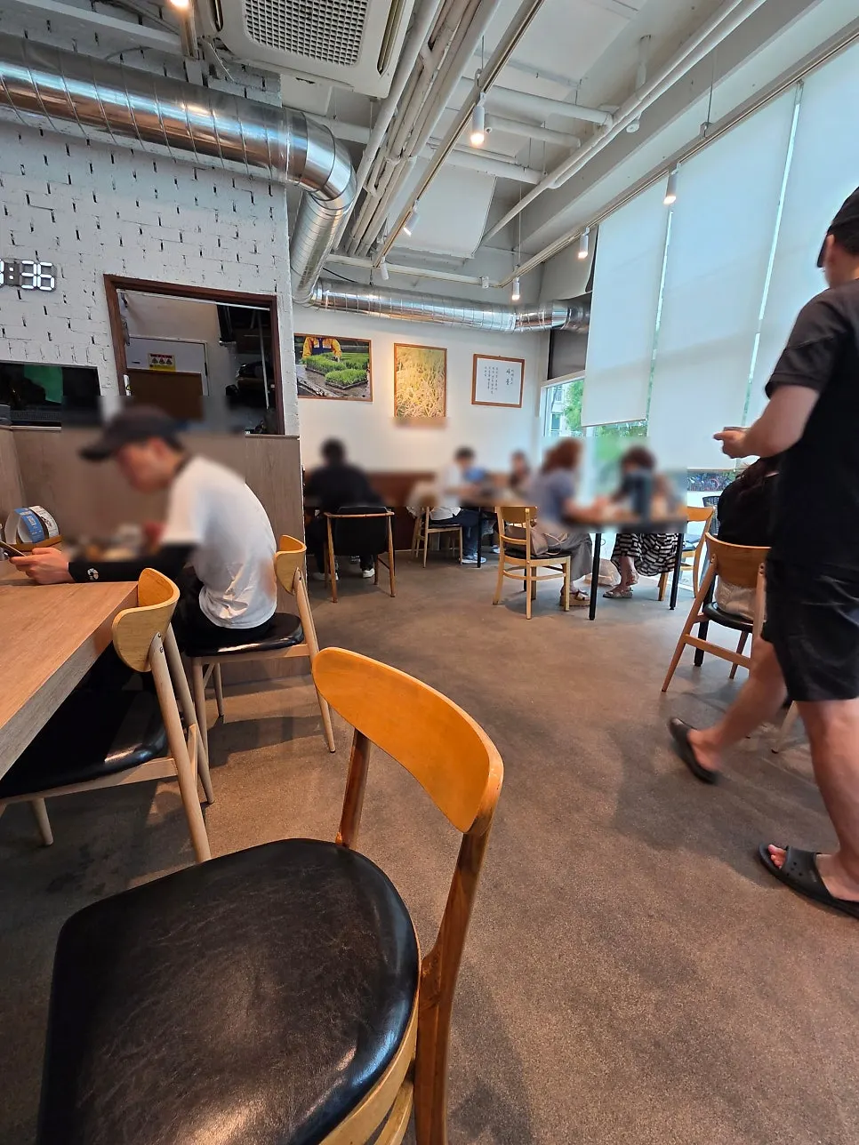 Waiting area at Cafe Dongi Suseong 1-ga