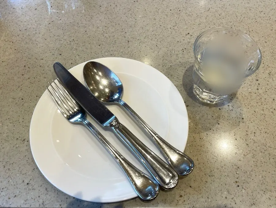 식기와 물컵이 세팅된 카멜오르조 예약석 테이블