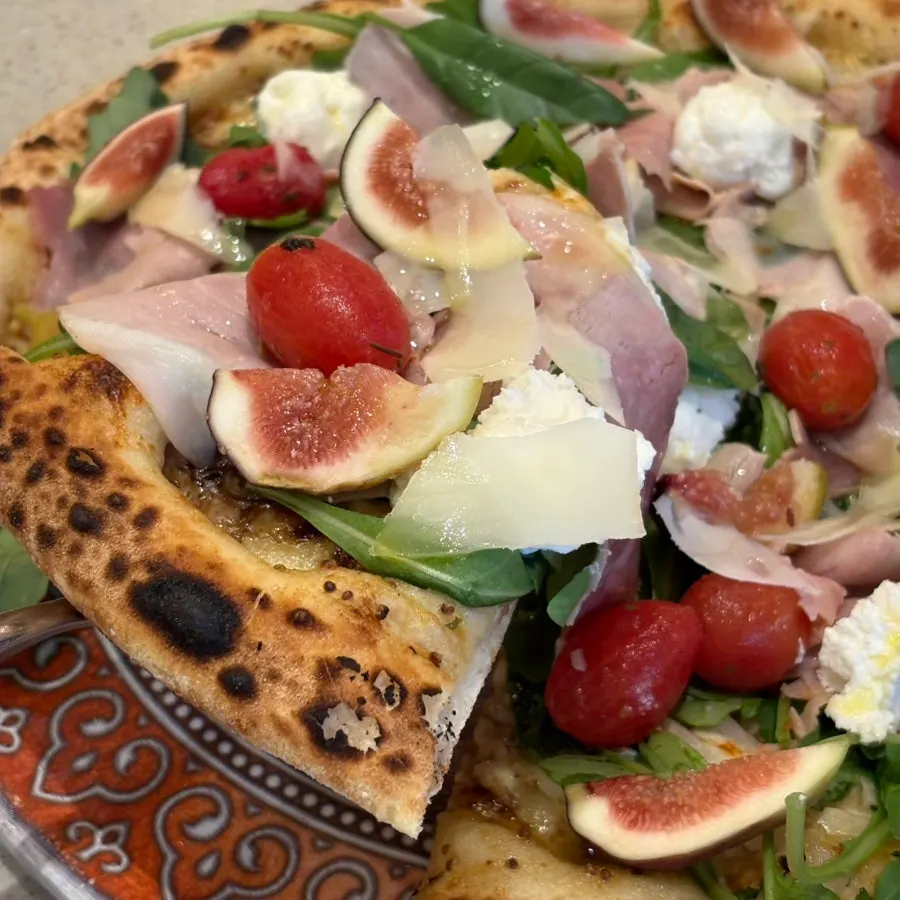 Top view of the fig fresco pizza loaded with toppings