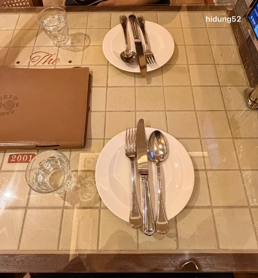 은은한 조명의 카멜오르조 4인 테이블